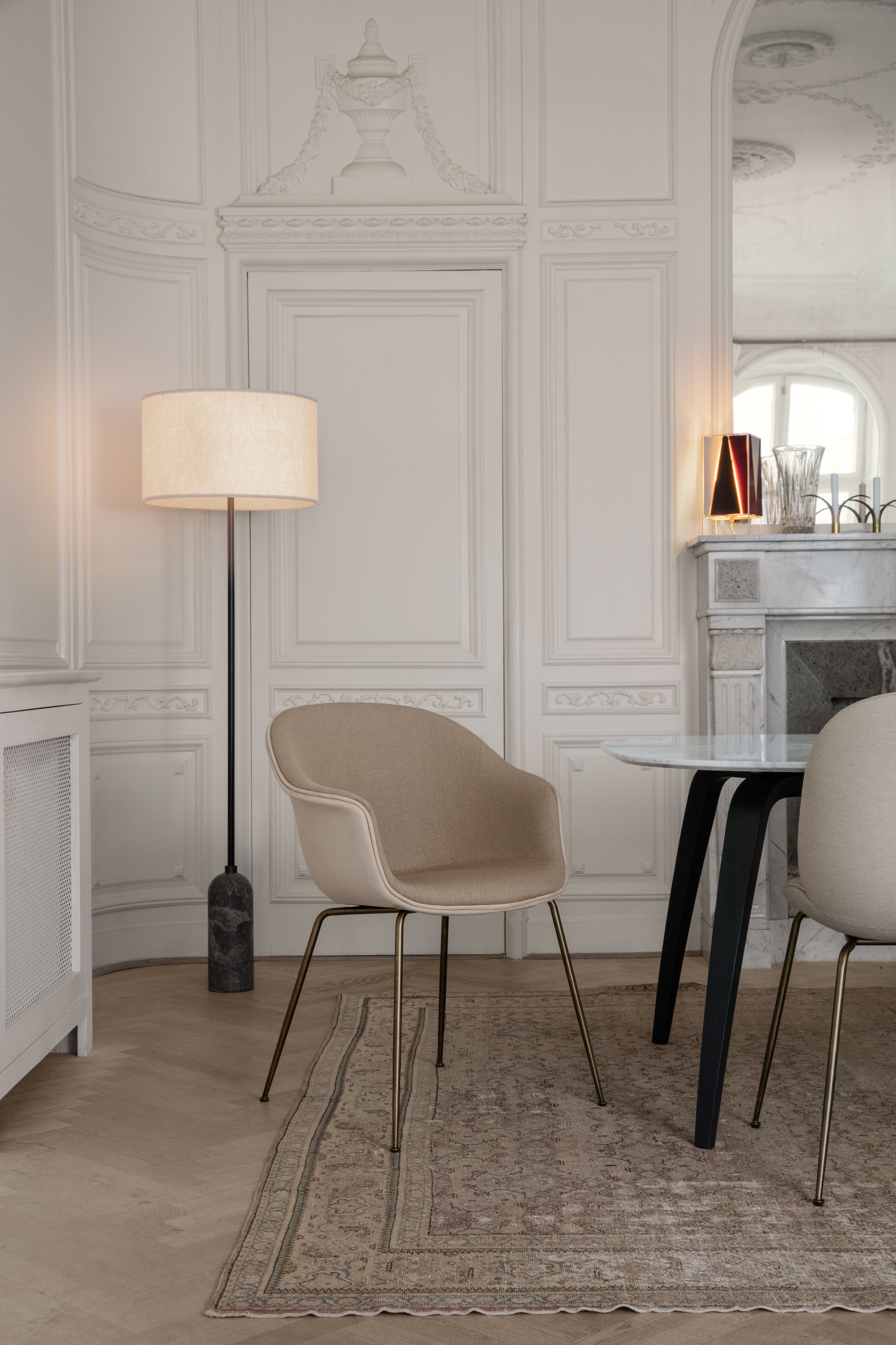 batdiningchair-gravityfloorlamp-gubidiningtable-beetlediningchair-b-4tablelamp-on