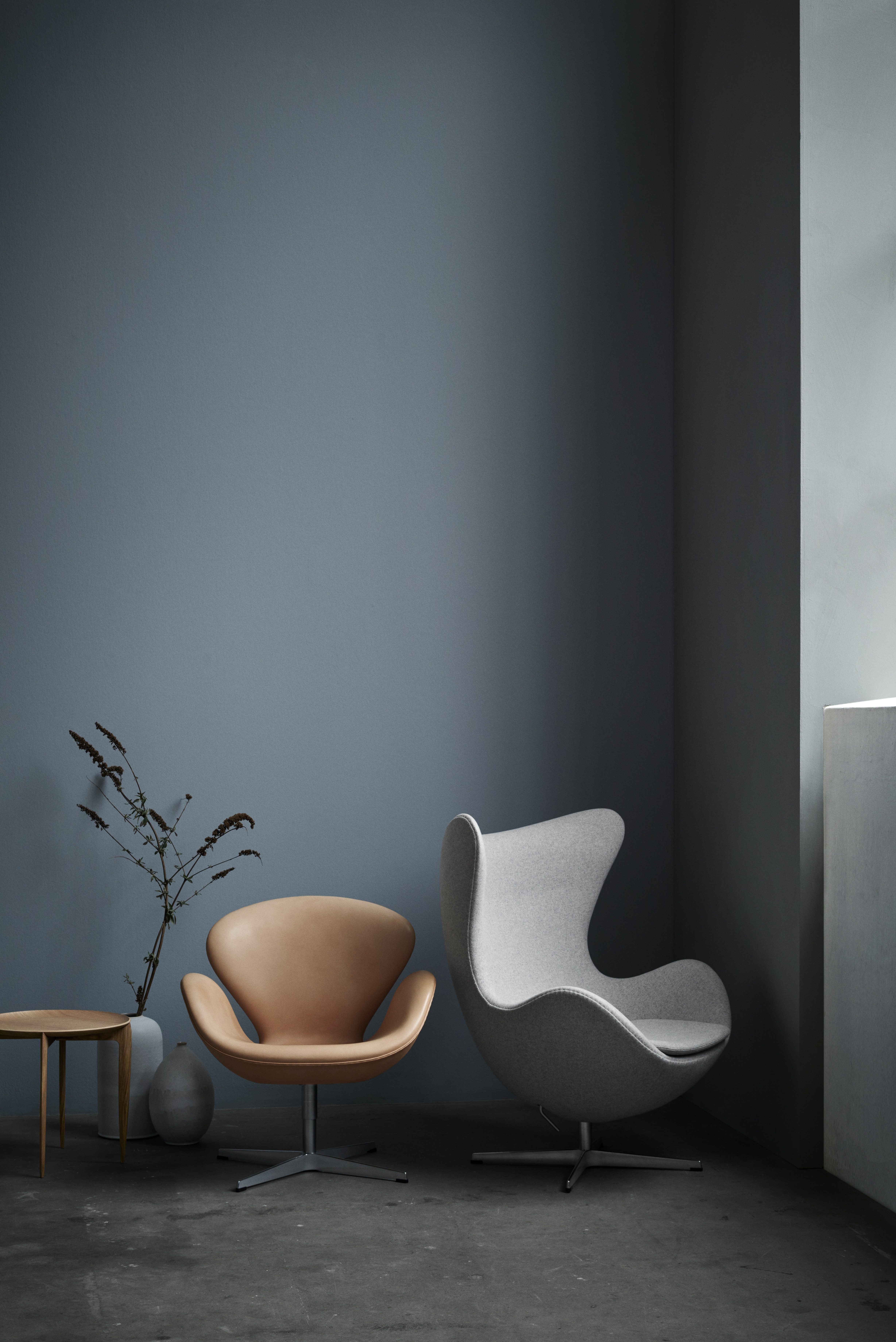 fritz-hansen-swan-leather-natural-egg-fabric-fame-grey-arne-jacobsen-foldable-tray-table-rgb